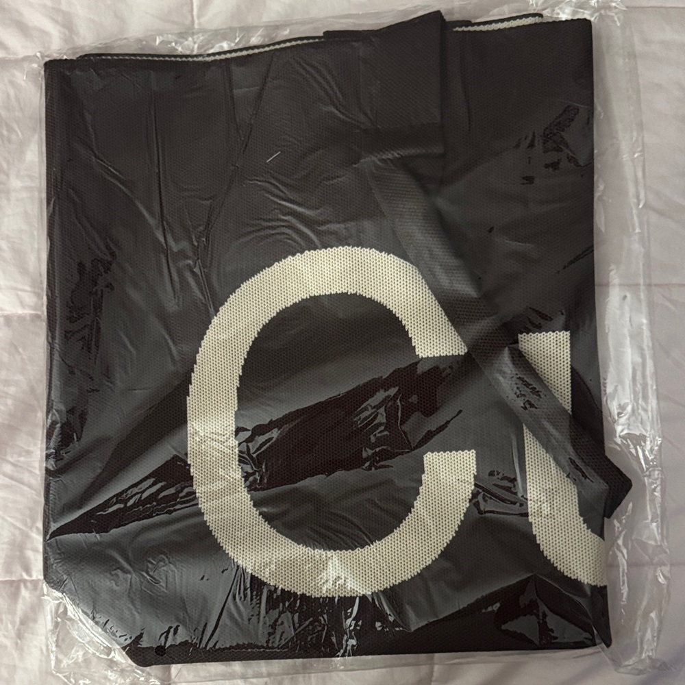 Curves Knit Brown Tote NWT - Picture 2 of 3